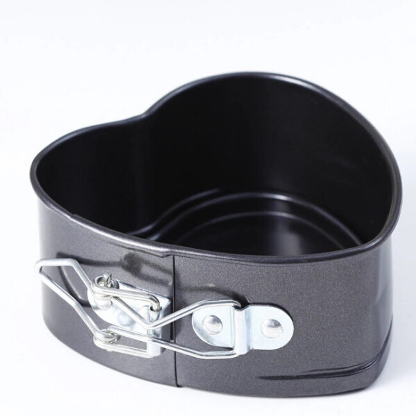 2250324337_1451239183.jpg The heart-shaped pan live slipknot non stick baking cake mold bottom pan cake DIY disc baking tools